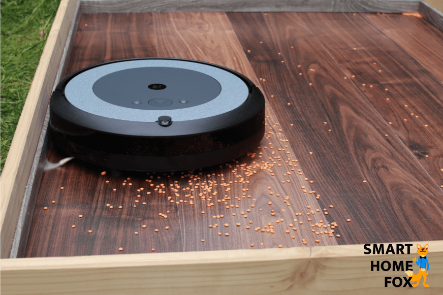 Робот-пылесос убирает вдоль плинтуса